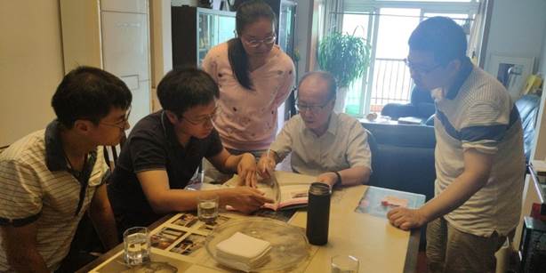 几个人在桌子前 描述已自动生成